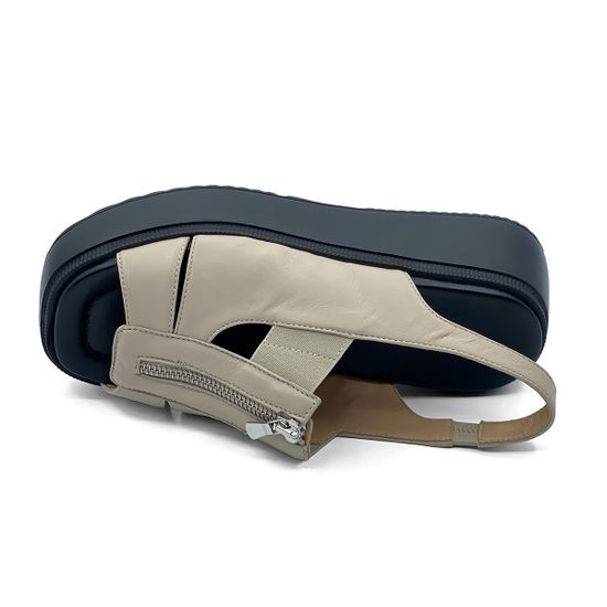 Босоножки MOTCLE  кожаные бежевые на черной платформе - фото 5, 